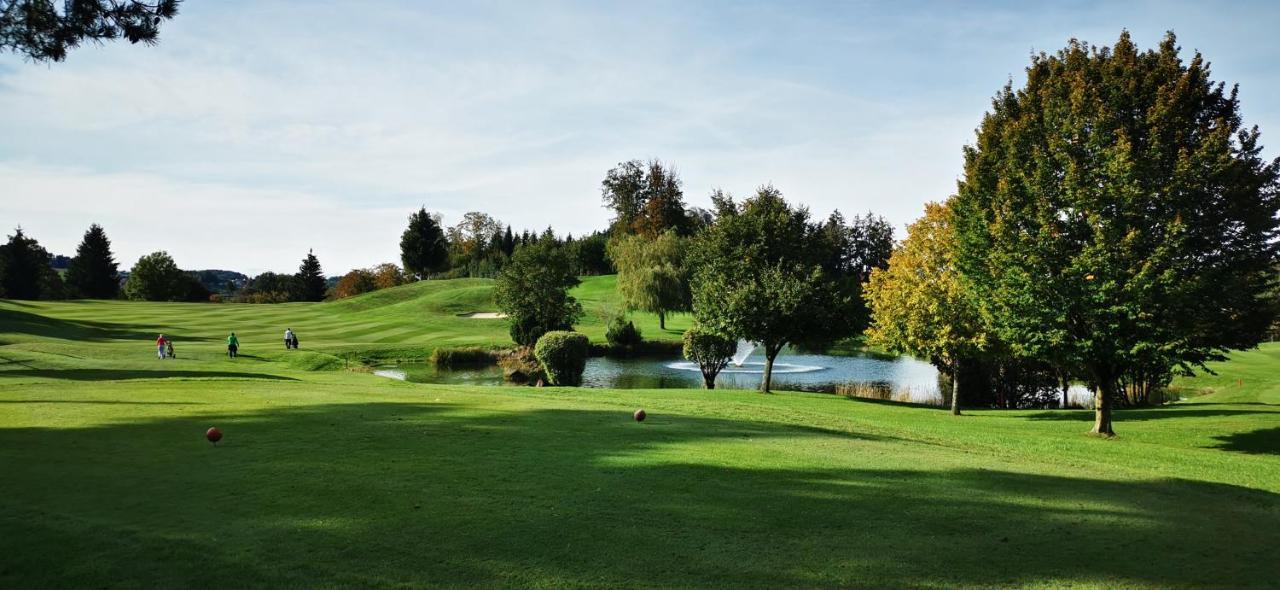 Готель Golf De La Gruyere Pont-la-Ville Екстер'єр фото