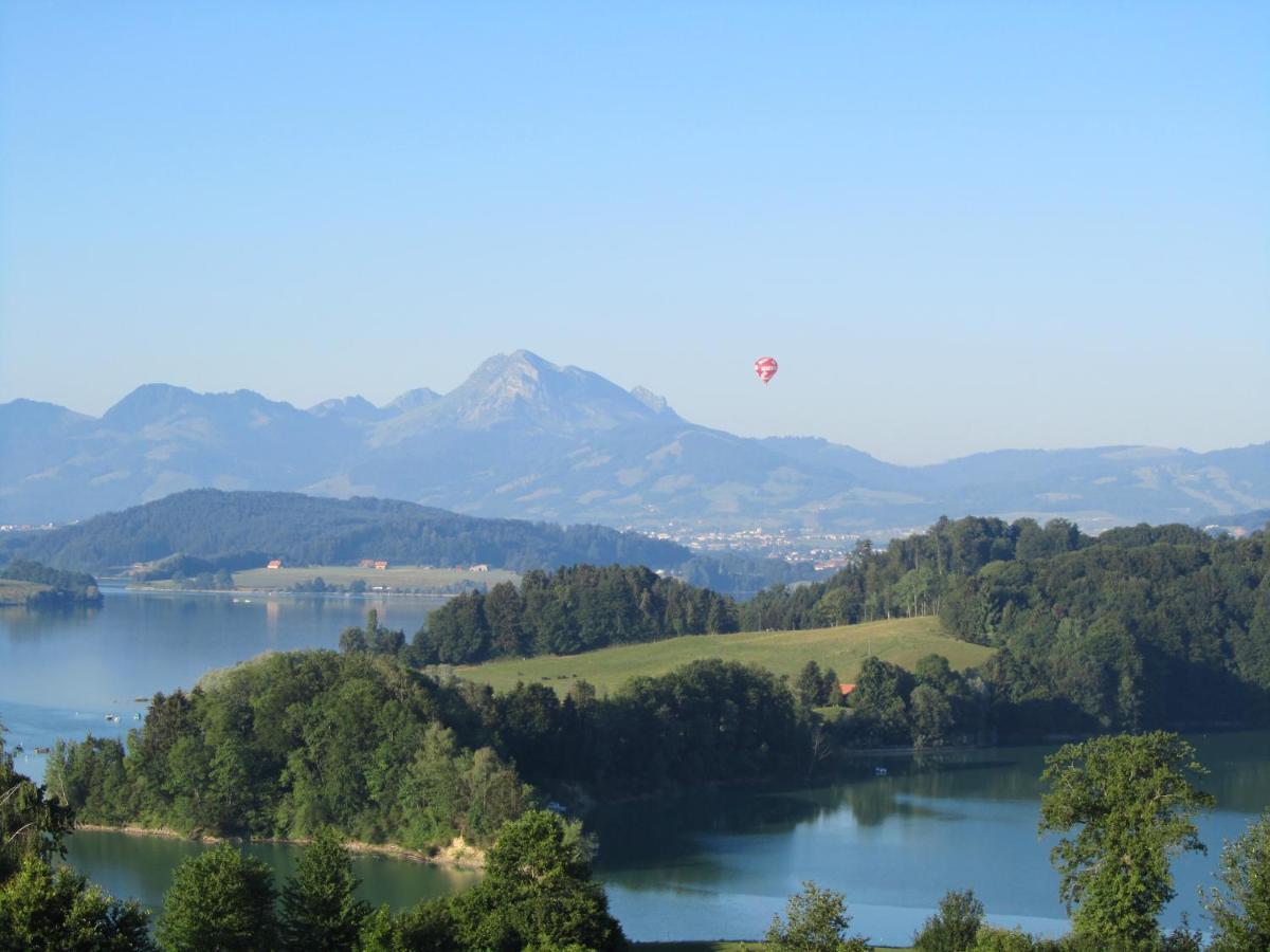Готель Golf De La Gruyere Pont-la-Ville Екстер'єр фото